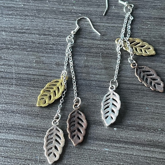 Multi colored metal silver and gold leaf earrings - Picture 1 of 2